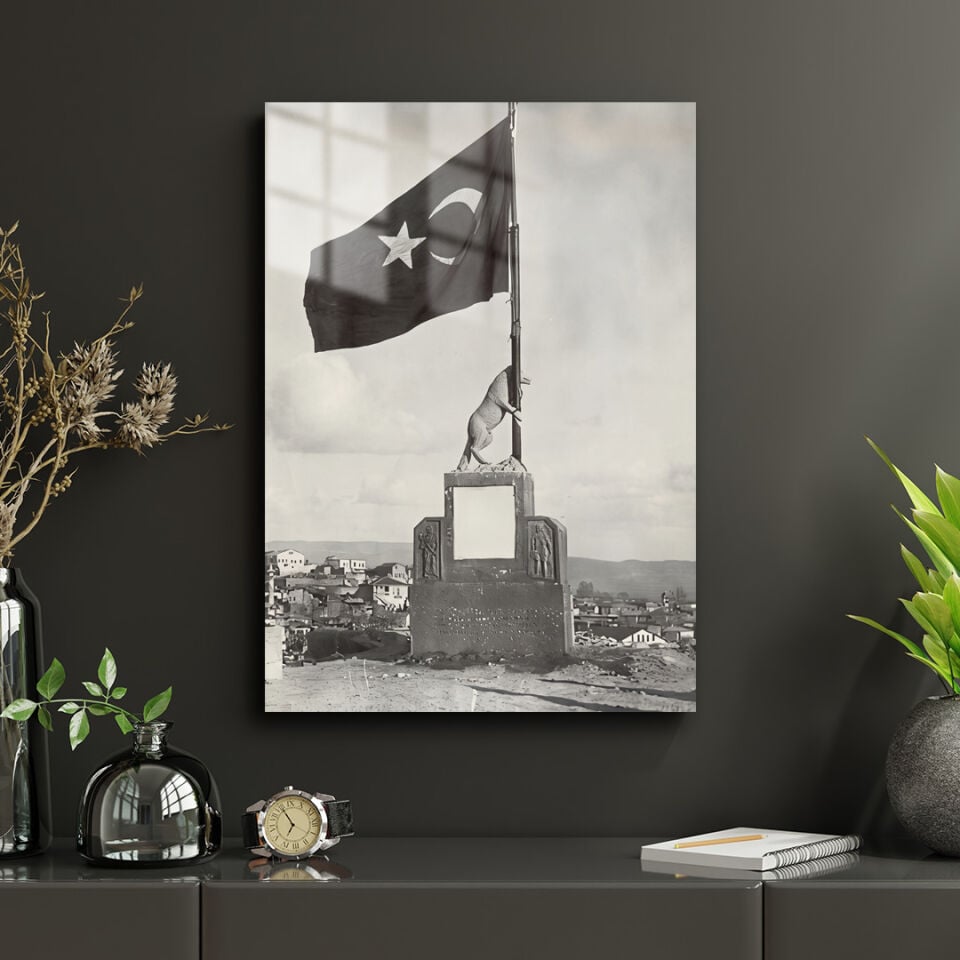 Bayrak Tutan Bozkurt Anıtı 01 Metal Poster